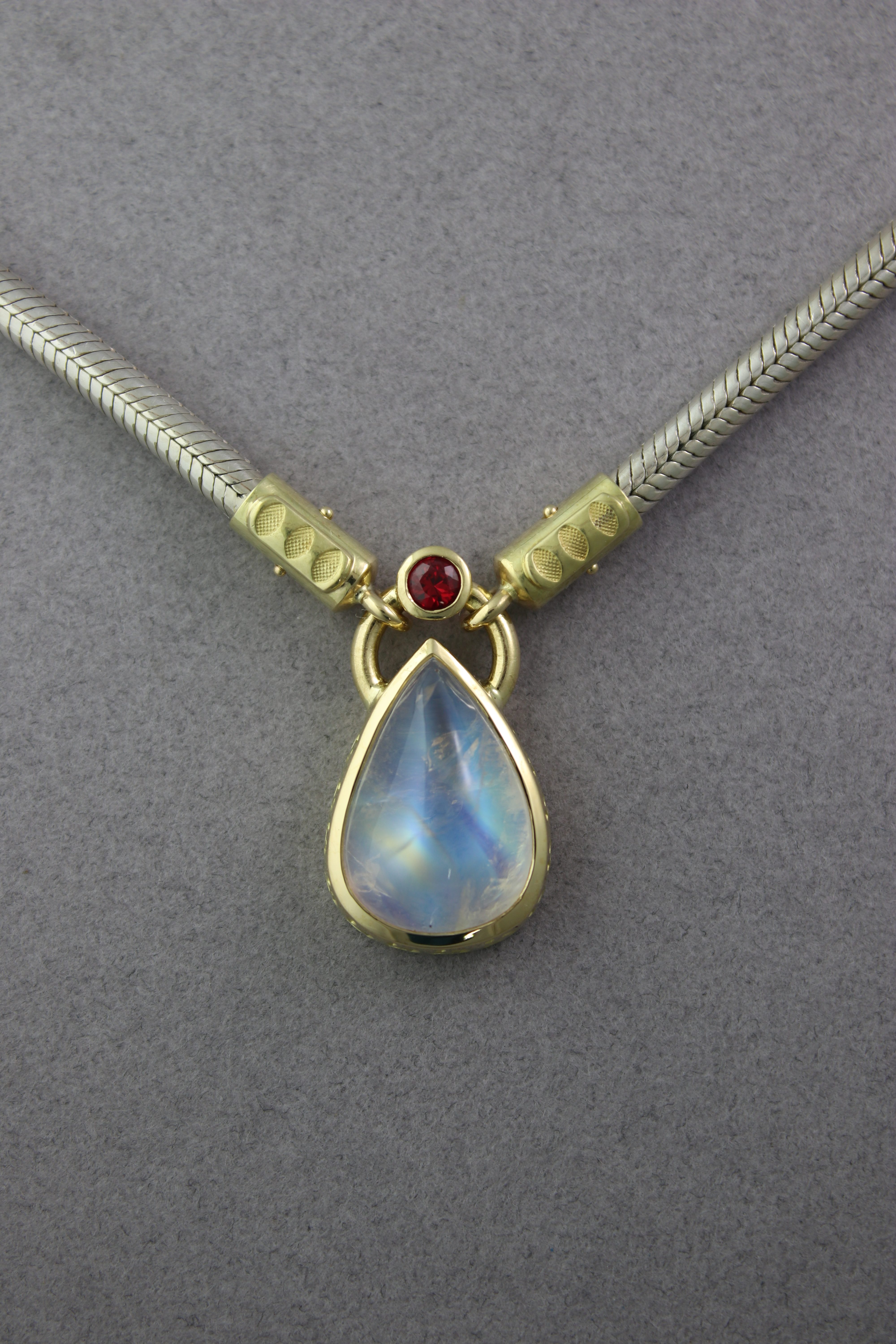 Necklace w. rainbow moonstone and spinell
